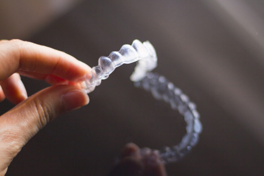 Consejos para cuidar de tu sonrisa en casa si llevas ortodoncia invisible