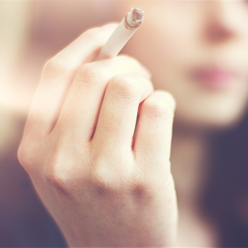 Evita los efectos negativos de fumar para las implantologías dentales