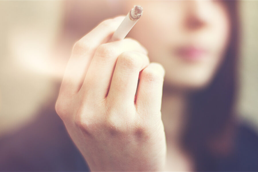 Evita los efectos negativos de fumar para las implantologías dentales